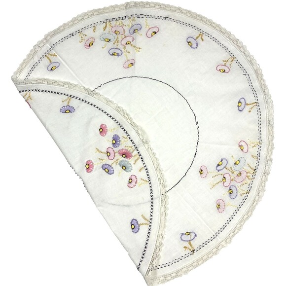 VTG Round Linen Tablecloth embroidered Flowers Cottage Core 33.5in x 31in - Picture 8 of 9